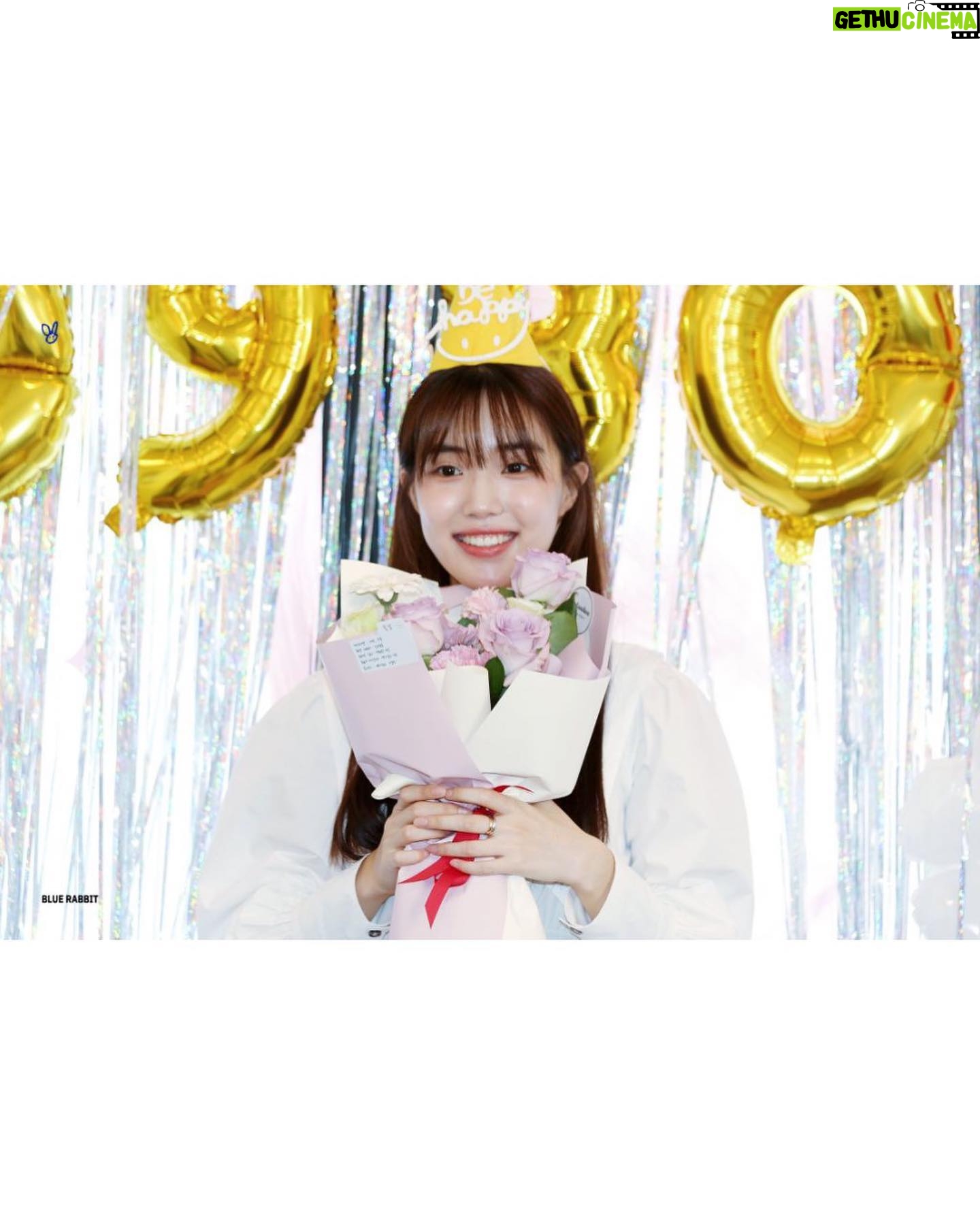 Yoon Seo-ah Instagram - 2023.09.30 추석 연휴임에도 불구하고 올해도 저의 생일을 축하해 주시러 힘든 걸음 해주신 아로들과 마음으로 함께 해주신 아로들 그리고 축하해 주신 모든 분들께 진심으로 감사 인사 드립니다❤️ 매년 작년보다 나은 사람이 되자는 다짐을 합니다 살아가면서 중요한 의미가 무엇인지 오래 고민하다 보면 가끔 그 본질을 역으로 잃을 때가 오더라구요 나아가야 할 방향이 어딘지 길을 잃고 머뭇거릴 때마다 어두운 제 마음을 아로들이 등불처럼 밝혀준답니다 항상 제 마음속의 지표가 되어주셔서 감사드려요 냉담해지지 않고 사랑으로 나아가겠습니다 🤍