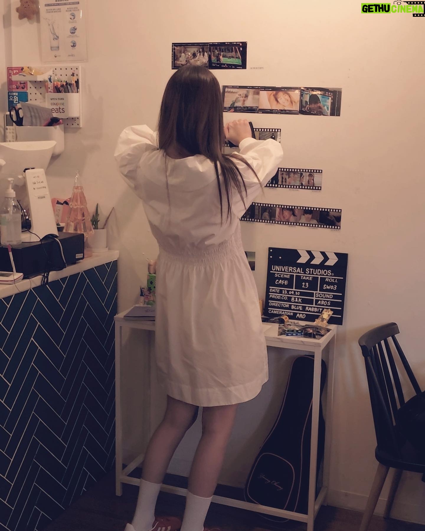 Yoon Seo-ah Instagram - 2023.09.30 추석 연휴임에도 불구하고 올해도 저의 생일을 축하해 주시러 힘든 걸음 해주신 아로들과 마음으로 함께 해주신 아로들 그리고 축하해 주신 모든 분들께 진심으로 감사 인사 드립니다❤️ 매년 작년보다 나은 사람이 되자는 다짐을 합니다 살아가면서 중요한 의미가 무엇인지 오래 고민하다 보면 가끔 그 본질을 역으로 잃을 때가 오더라구요 나아가야 할 방향이 어딘지 길을 잃고 머뭇거릴 때마다 어두운 제 마음을 아로들이 등불처럼 밝혀준답니다 항상 제 마음속의 지표가 되어주셔서 감사드려요 냉담해지지 않고 사랑으로 나아가겠습니다 🤍