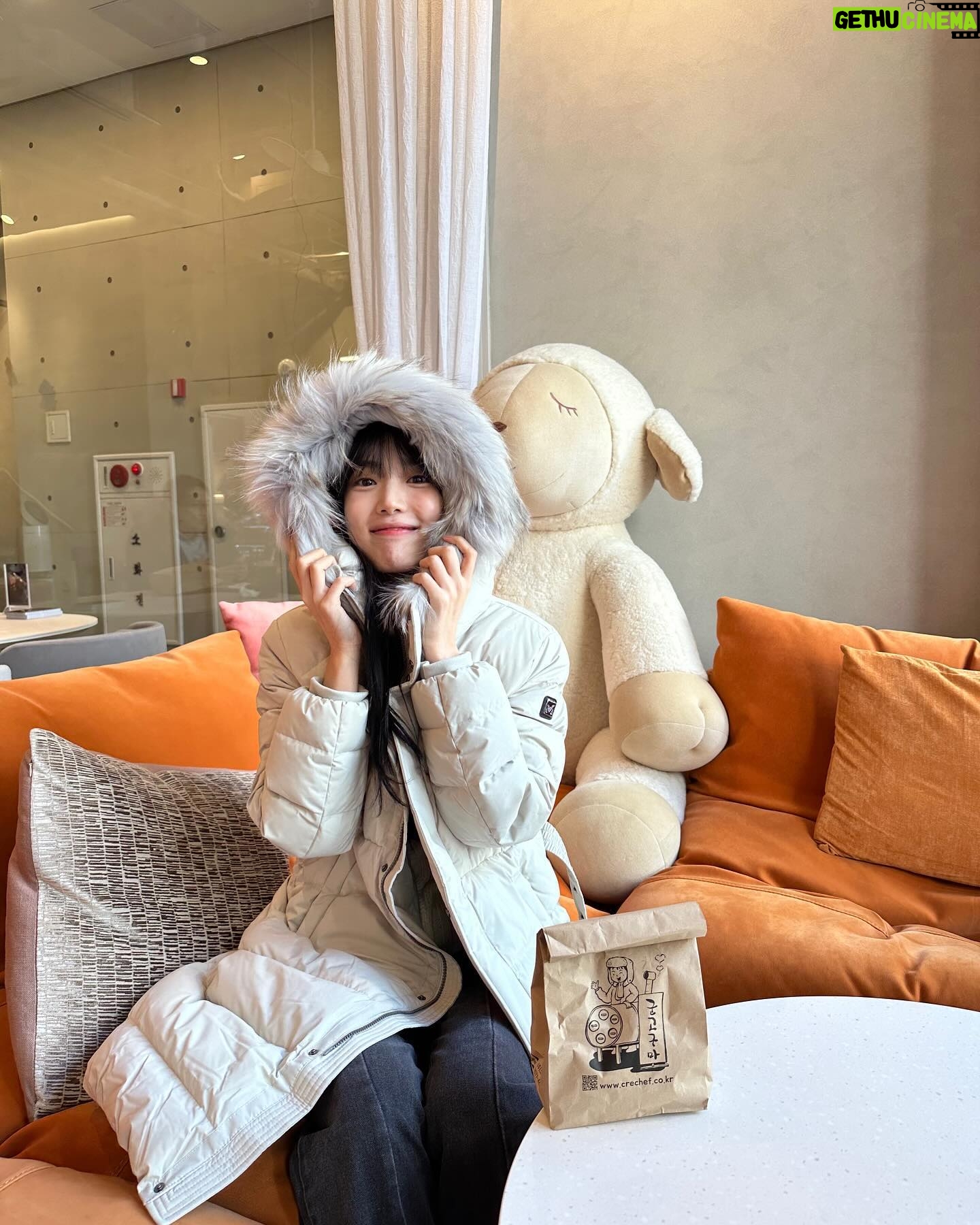 Yoon Seo-ah Instagram - 아직 남은 겨울의 한기는 밀레와 군고구마로 버텨봅니다 ❄️🍠 모두들 감기 조심하세요 🌬️🩵