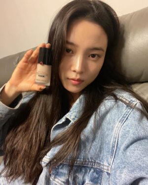 Yoon So-hee Instagram - ❤️
#아르마니뷰티
#giorgioarmani 
#giorgioarmanibeauty 
#파운데이션