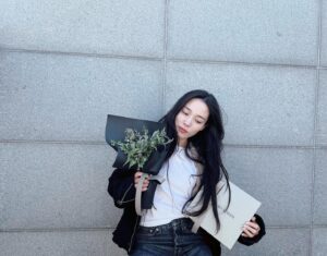 Yoon So-hee Instagram - #상품제공#아르마니뷰티
오예 아르마니 아이트리트먼트🫶
.

#armanibeauty #eyetreatment