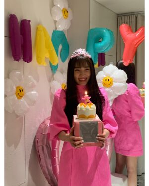 Yoon So-hee Instagram - 고마워요 모두들♡
고생 많았어요 우리팀 
덕분에 즐거웠어요
또 봐요🩷

오늘 밤도 kbs에서 가슴이 뛴다  봐주세요! 🫶
#가슴이뛴다#kbs
#플디 🎂