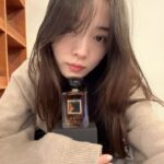 Yoon So-hee Instagram - 상탈 단샤🧡 #상품제공 #아르마니뷰티 . 이름 뜻이 궁금해서 찾아봤는데 딱 이름 같은 향이에요! 좋아🫶 향도 오래 남고 잔향은 더 좋은 #armanibeauty #santaldansha #향수