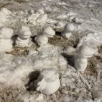Yoon So-hee Instagram - 공룡유적지 발견했어요!! Found a Jurassic park 😂 #첫눈 오늘 #촬영끝 . #snowman #snowdinosaur #눈사람