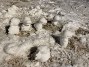 Yoon So-hee Instagram - 공룡유적지 발견했어요!!
Found a Jurassic park 😂
#첫눈
오늘 #촬영끝
.
#snowman
#snowdinosaur 
#눈사람