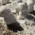 Yoon So-hee Instagram - 공룡유적지 발견했어요!! Found a Jurassic park 😂 #첫눈 오늘 #촬영끝 . #snowman #snowdinosaur #눈사람