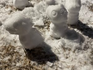 Yoon So-hee Instagram - 공룡유적지 발견했어요!!
Found a Jurassic park 😂
#첫눈
오늘 #촬영끝
.
#snowman
#snowdinosaur 
#눈사람