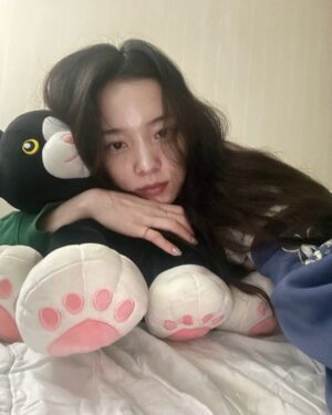 Yoon So-hee Instagram - 기숙사 고양이 🐈‍⬛ 
my dorm cat
…
심바 보고싶다
I miss simba 😂
#cat 🐈‍⬛