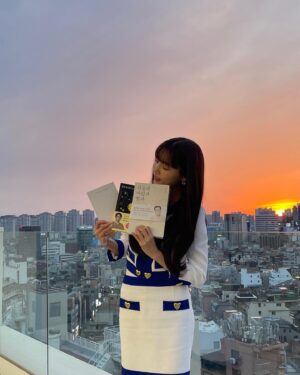 Yoon So-hee Instagram - 책 모아서 자랑하려 사진찍다가
위층 발코니의 귀여운 우리 연출부 스텝분들을 발견했는데 사진이 잘 찍혔다😁
노을이 예뻤던 저녁 촬영

#이적의단어들
#만일물리학으로세상을볼수있다면 
#하늘과바람과별과인간
#책추천 ♡