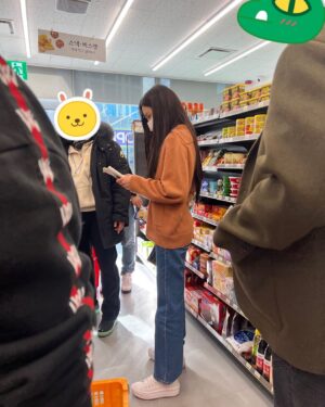 Yoon So-hee Instagram - 편의점 구경
😀