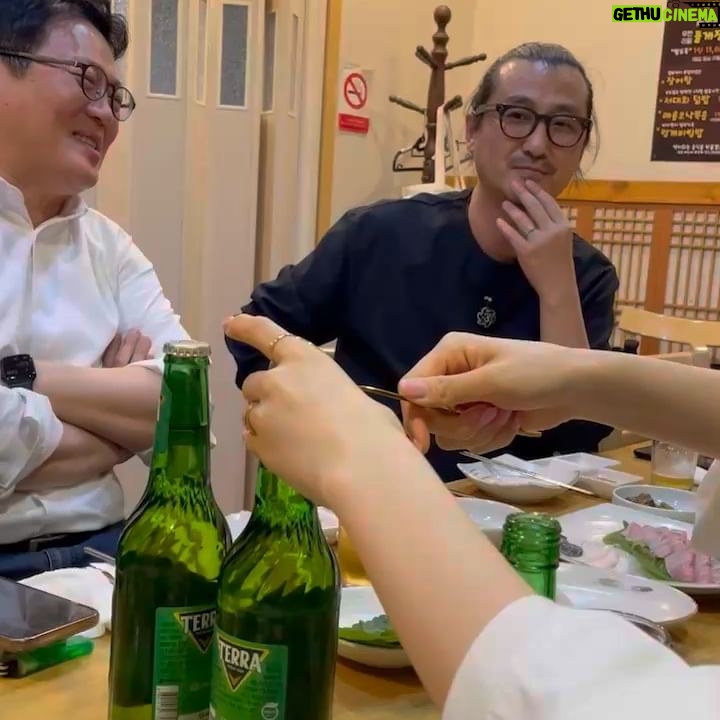 Yoon So-hee Instagram - 저처럼 어쩌다어른 시즌2 기다리신분!! 오늘 저녁 8시20분 #tvn story 에서 #첫방송 합니다🥳 첫강연 주인공은 김상욱 교수님이십니다! 기대되시죠? 🫢 내일 두번째 강연 주인공은 김경일 교수님이십니당!! 기대되시죠!🫢오늘 내일 다음주도 “어쩌다 어른” 많이 봐주세요! . 영상은 금색 테라스푸너 실물..♥ 전문가의 병따개는 달랐습니다👍 맥주는 소리로 마시죠 👏 @sangwookkim_quantum @official.terra.kr #terra #테라 #테라스푸너 #김상욱교수님#김경일교수님 #어쩌다어른#tvn 🥰