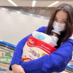 Yoon So-hee Instagram - 기숙사 생활에 필요한 것들 Things I need for dormitory 😋 yum 🍫