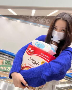 Yoon So-hee Instagram - 기숙사 생활에 필요한 것들
Things I need for dormitory 😋
yum 🍫