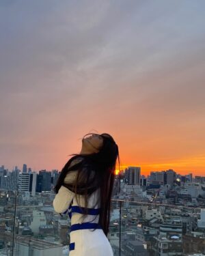 Yoon So-hee Instagram - 책 모아서 자랑하려 사진찍다가
위층 발코니의 귀여운 우리 연출부 스텝분들을 발견했는데 사진이 잘 찍혔다😁
노을이 예뻤던 저녁 촬영

#이적의단어들
#만일물리학으로세상을볼수있다면 
#하늘과바람과별과인간
#책추천 ♡