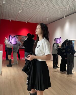 Yoon So-hee Instagram - Happy weekend everyone 
주말 🩵
#타나카타츠야#전시회