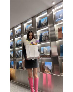 Yoon So-hee Instagram - 정말 정말 고마워요♡
항상 마음 써주시는 것도 감사한데 
.
우리 헤메스팀 전부 & 매니저님 최고🫶
사람엔터도 최고🫶
그리고
축하해주신 모든 분들 감사드려요🙇‍♀️

The best team ever ♡
Thanks for the #birthday party
 #생일 하루 끝!