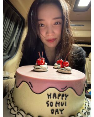 Yoon So-hee Instagram - 정말 정말 고마워요♡
항상 마음 써주시는 것도 감사한데 
.
우리 헤메스팀 전부 & 매니저님 최고🫶
사람엔터도 최고🫶
그리고
축하해주신 모든 분들 감사드려요🙇‍♀️

The best team ever ♡
Thanks for the #birthday party
 #생일 하루 끝!