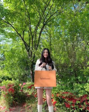 Yoon So-hee Instagram - 선물 감사합니다🧡 @sulwhasoo.official 
근데 진짜 저날 촬영이라 
#백삼팩 하고 나왔는데 
선물 받아서 신기했어요 🫢 
.
The day I used the product from Sulwhasoo, 
I got a present from them>< What a day 😆
#설화수 #sulwhasoo