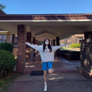 Yoon So-hee Instagram - 끝내고 놀러가요 여러분 🍁

춥더라고요 반바지..
한동안 실내에만 있었더니 
#카이스트#인사동
#gettingcold