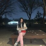 Yoon So-hee Instagram - 밤산책 #서울숲 Blurry photos taken by mom👍♥ #seoulforest #park