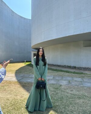 Yoon So-hee Instagram - 일하기 좋은 날☀️
Nice weather for filming 
.
#가슴이뛴다#kbs