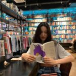 Yoon So-hee Instagram - 책 거꾸로 읽기 #클래식 감상자의 낱말노트 #용작가 님 #김태용 #작가 👏😆 #독서 #책추천
