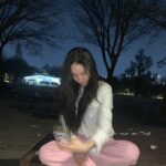 Yoon So-hee Instagram - 밤산책 #서울숲 Blurry photos taken by mom👍♥ #seoulforest #park