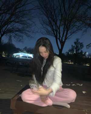 Yoon So-hee Instagram - 밤산책 #서울숲

Blurry photos 
taken by mom👍♥ 
#seoulforest #park