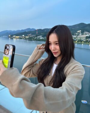 Yoon So-hee Instagram - ⠀⠀ 
긴머리👋
#longhair 👋
