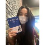 Yoon So-hee Instagram - 내가 255 α 페이지의 책을 이렇게 빨리 읽을 수 있구나 알게 해준 책👏 . 선물 고마워 오빠 @we_park 🫶 심바가 발도장 꾹 찍음🐾 #가을 엔 #책선물 #우리모두에게기적을 ♥ #위라클 #친오빠 ㅋㅋ