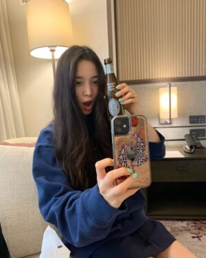 Yoon So-hee Instagram - Friday feeling 🍺
.
엄마랑 데이트
#beer #맥주 #belgium 
#tgif