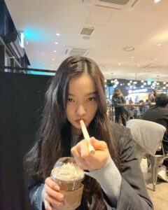 Yoon So-hee Instagram - Happy weekend 🍦 . #weekend #icecream