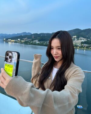 Yoon So-hee Instagram - ⠀⠀ 
긴머리👋
#longhair 👋