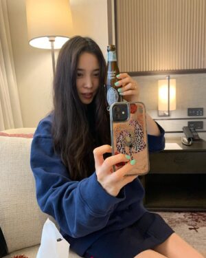 Yoon So-hee Instagram - Friday feeling 🍺
.
엄마랑 데이트
#beer #맥주 #belgium 
#tgif