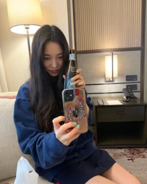 Yoon So-hee Instagram - Friday feeling 🍺
.
엄마랑 데이트
#beer #맥주 #belgium 
#tgif
