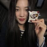 Yoon So-hee Instagram - 초콜릿 먹고싶어서 초코송이 사먹을 때 많았는데 #송이모자 니즈 충족