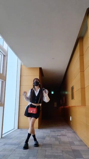 Yoon So-hee Instagram - 사진 찍히기 싫어서 움직인건데 영상이 남아서요!
월요일 힘내시고 한 주 또 화이팅 하시길♡

I ‘made a move’ to stop my family taking photos but.. my brother was shooting a video 😂
Happy Monday Everyone!!! 🫶
#mondaymotivation #월요일 🙌