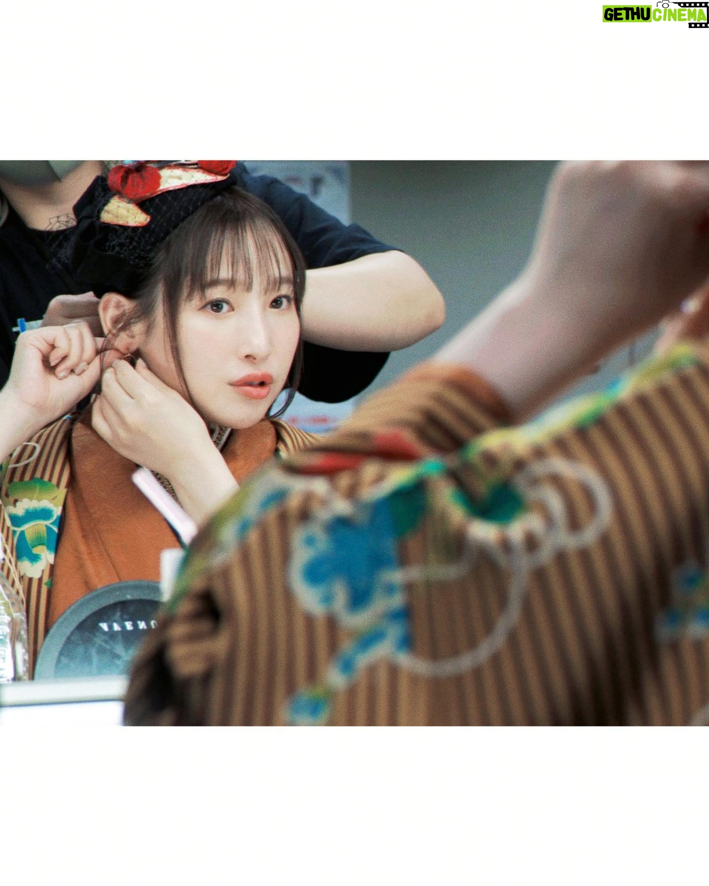 Yoshino Nanjo Instagram - 【ANIMAX MUSIX 2023】その3 横浜アリーナ 2023/11/18 ・・・ 今回は祭りがテーマということで、楽屋周りにたくさんアクティビティが用意されてました! わたしは的屋とヨーヨー釣りをしましたよ! ゲーム好きとしてはちゃんとエイム合わせなければ‥としっかり一等(たぶん一等)当ててきました! あの駄菓子屋さんとかでよく見る、フルーツの絵が描いてある風船ガムに当てるとこのヨコアリくんぬいぐるみがもらえるっちゅールールでした! まあでも普段はエイムいらないキャラしかやらんので、これを機にエイムキャラもやっていきたいです!うそです!むり! ヨーヨー釣りは、2回やらせてくれました!笑 とれて良かったです! 欲しい色より、とりやすそうなもの狙っていくあたり、変なとこで負けず嫌いだなと我ながら思いました! そして準備中のお写真も‥。 今回の写真たちは、NBC上田さんが撮ってくれましたよ〜!オフショット良き〜! ・・・ ヘアメイク 北川恵さん(クララシステム) 衣装 前田千佳子さん