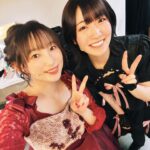 Yoshino Nanjo Instagram - 朗読劇「魔法少女育成計画double shadow」 2024/03/16〜17 草月ホール ・ ありがとうございました！ プフレ役で出演いたしました〜 全4公演でしたが、相方役のみかこしちゃんとの打ち合わせなしのアドリブだったり（ネタが毎回面白すぎた笑）、みんなで芝居のアプローチ変えてみたり、どの公演も思い出に残るものとなりました。 プフレは、もっとクールで感情よめない感じで最初作っていったんですけど、みかこしちゃん演じるシャドウゲールとの掛け合いの中で、ここまでは許容範囲かな？という枠をジワジワと広げていった感じでした。 プフレとシャドウゲールが楽しそうであればあるほどに、ジップとエーコとの対比が濃くなって、よりあの姉妹の関係性が切なく際立つのかなと。 関係性だけでなく、キャラの立ち位置や性格など、至る所に光と影というコンセプトが散りばめられていたように思いました。 あんなに仲良しなきりしらコンビでもあるかやのんと敵対するというのも新鮮でした笑 毎回毎回、あみちゃんとかやのんの掛け合いに気持ちが奪われていました〜素敵だった。 あの悲しい掛け合いのあとの、みのりん演じる魔王パムの無慈悲な一言‥。 よく泣かずに言えるなぁすごいなぁなんて思ってたんだけど、3公演目のあとはみのりん楽屋でダバダバ泣いてました笑 「いっつもつらいんだよー！」って笑 かわいらしい笑 配信のアーカイブもまだ見れるはず？？ 良かったらご覧くださいませ〜 プフレも登場するアニメ2期も発表されてますので、お楽しみにしていてください！ あ、2日目公演でのエーコとジップのアドリブシーンは、みかこし監督監修でした🤣 特訓の模様もお伝えします笑