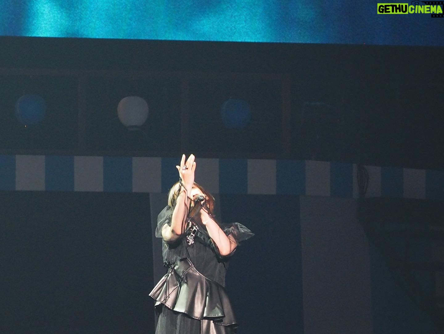 Yoshino Nanjo Instagram - 【ANIMAX MUSIX 2023】その2 横浜アリーナ 2023/11/18 ・・・ 閃 -Sen-ライブ初披露でした! レコーディングの時からライブ映えしそうだなーと思ってたけど、どうだったかな いつものバンドメンバーさん達との演奏もより一層楽しみになりました! ・ 瓦礫に咲く花は、個人的にはね、グリザイアシリーズでの真音ちゃんとの繋がりをくれたさいごの一曲という立ち位置。 この曲を歌っているあいだはずっと真音ちゃんのことを感じて、真音ちゃんの温かさに浸っていられる曲。 だからこの先もずっと大事にしていきたいし、真音ちゃんとわたしで歩いてきたこの道を、これから先も大切に想ってもらえますようにと願うばかりです。 今回、真音ちゃんの衣装が展示されてるって聞いて、物販ブースの隣だったそうで見に行くことは叶わなかったけど、見られたかたもいるかな。 会えない、話せないって状況になってみて、こんなにも会いたいこと、話したいことって沢山あったんだって思い知りました。 レーベルメイトという関係性での始まり方だったけど、知らないうちにどれだけ彼女の存在に支えてもらっていたか。頼もしく思って、頼りにしていたか。 ほっとけないくらい繊細なところもあって、愛おしかったか。 目に焼きついた真音ちゃんのステージ。 可愛くて綺麗でかっこよかったなぁ。 尊敬しています。 当たり前を当たり前と思わないこと。 というか、当たり前なことなんて何もないのかもしれないよね。 ・ そして、グリザイアメドレー 真音ちゃんのこと書いたけど、それだけじゃなくっていろんな思い出が増えていってる楽曲たち。 ライブで歌うということは、人前で歌うことにコンプレックスがある自分には本当に毎回ハードルが高いと思う事柄なんだけど、曲との思い出、みんなとの思い出、周りの人たちとの思い出、そういうのが増えていって、そこから離れたくなくて続けられている事のひとつ。 なんだけど、昨日は純粋にライブ楽しいなぁという気持ちでステージに立っていたなぁ。 10周年ライブも楽しみだ。 ・・・ ヘアメイク 北川恵さん(クララシステム) 衣装 前田千佳子さん