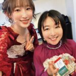 Yoshino Nanjo Instagram - 朗読劇「魔法少女育成計画double shadow」 2024/03/16〜17 草月ホール ・ ありがとうございました！ プフレ役で出演いたしました〜 全4公演でしたが、相方役のみかこしちゃんとの打ち合わせなしのアドリブだったり（ネタが毎回面白すぎた笑）、みんなで芝居のアプローチ変えてみたり、どの公演も思い出に残るものとなりました。 プフレは、もっとクールで感情よめない感じで最初作っていったんですけど、みかこしちゃん演じるシャドウゲールとの掛け合いの中で、ここまでは許容範囲かな？という枠をジワジワと広げていった感じでした。 プフレとシャドウゲールが楽しそうであればあるほどに、ジップとエーコとの対比が濃くなって、よりあの姉妹の関係性が切なく際立つのかなと。 関係性だけでなく、キャラの立ち位置や性格など、至る所に光と影というコンセプトが散りばめられていたように思いました。 あんなに仲良しなきりしらコンビでもあるかやのんと敵対するというのも新鮮でした笑 毎回毎回、あみちゃんとかやのんの掛け合いに気持ちが奪われていました〜素敵だった。 あの悲しい掛け合いのあとの、みのりん演じる魔王パムの無慈悲な一言‥。 よく泣かずに言えるなぁすごいなぁなんて思ってたんだけど、3公演目のあとはみのりん楽屋でダバダバ泣いてました笑 「いっつもつらいんだよー！」って笑 かわいらしい笑 配信のアーカイブもまだ見れるはず？？ 良かったらご覧くださいませ〜 プフレも登場するアニメ2期も発表されてますので、お楽しみにしていてください！ あ、2日目公演でのエーコとジップのアドリブシーンは、みかこし監督監修でした🤣 特訓の模様もお伝えします笑