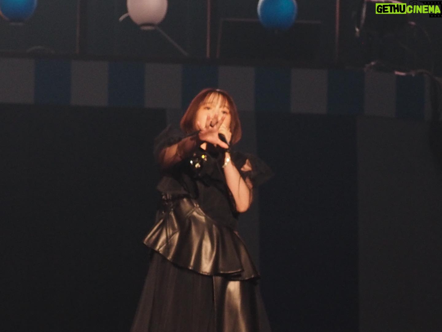 Yoshino Nanjo Instagram - 【ANIMAX MUSIX 2023】その2 横浜アリーナ 2023/11/18 ・・・ 閃 -Sen-ライブ初披露でした! レコーディングの時からライブ映えしそうだなーと思ってたけど、どうだったかな いつものバンドメンバーさん達との演奏もより一層楽しみになりました! ・ 瓦礫に咲く花は、個人的にはね、グリザイアシリーズでの真音ちゃんとの繋がりをくれたさいごの一曲という立ち位置。 この曲を歌っているあいだはずっと真音ちゃんのことを感じて、真音ちゃんの温かさに浸っていられる曲。 だからこの先もずっと大事にしていきたいし、真音ちゃんとわたしで歩いてきたこの道を、これから先も大切に想ってもらえますようにと願うばかりです。 今回、真音ちゃんの衣装が展示されてるって聞いて、物販ブースの隣だったそうで見に行くことは叶わなかったけど、見られたかたもいるかな。 会えない、話せないって状況になってみて、こんなにも会いたいこと、話したいことって沢山あったんだって思い知りました。 レーベルメイトという関係性での始まり方だったけど、知らないうちにどれだけ彼女の存在に支えてもらっていたか。頼もしく思って、頼りにしていたか。 ほっとけないくらい繊細なところもあって、愛おしかったか。 目に焼きついた真音ちゃんのステージ。 可愛くて綺麗でかっこよかったなぁ。 尊敬しています。 当たり前を当たり前と思わないこと。 というか、当たり前なことなんて何もないのかもしれないよね。 ・ そして、グリザイアメドレー 真音ちゃんのこと書いたけど、それだけじゃなくっていろんな思い出が増えていってる楽曲たち。 ライブで歌うということは、人前で歌うことにコンプレックスがある自分には本当に毎回ハードルが高いと思う事柄なんだけど、曲との思い出、みんなとの思い出、周りの人たちとの思い出、そういうのが増えていって、そこから離れたくなくて続けられている事のひとつ。 なんだけど、昨日は純粋にライブ楽しいなぁという気持ちでステージに立っていたなぁ。 10周年ライブも楽しみだ。 ・・・ ヘアメイク 北川恵さん(クララシステム) 衣装 前田千佳子さん