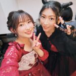 Yoshino Nanjo Instagram - 朗読劇「魔法少女育成計画double shadow」 2024/03/16〜17 草月ホール ・ ありがとうございました！ プフレ役で出演いたしました〜 全4公演でしたが、相方役のみかこしちゃんとの打ち合わせなしのアドリブだったり（ネタが毎回面白すぎた笑）、みんなで芝居のアプローチ変えてみたり、どの公演も思い出に残るものとなりました。 プフレは、もっとクールで感情よめない感じで最初作っていったんですけど、みかこしちゃん演じるシャドウゲールとの掛け合いの中で、ここまでは許容範囲かな？という枠をジワジワと広げていった感じでした。 プフレとシャドウゲールが楽しそうであればあるほどに、ジップとエーコとの対比が濃くなって、よりあの姉妹の関係性が切なく際立つのかなと。 関係性だけでなく、キャラの立ち位置や性格など、至る所に光と影というコンセプトが散りばめられていたように思いました。 あんなに仲良しなきりしらコンビでもあるかやのんと敵対するというのも新鮮でした笑 毎回毎回、あみちゃんとかやのんの掛け合いに気持ちが奪われていました〜素敵だった。 あの悲しい掛け合いのあとの、みのりん演じる魔王パムの無慈悲な一言‥。 よく泣かずに言えるなぁすごいなぁなんて思ってたんだけど、3公演目のあとはみのりん楽屋でダバダバ泣いてました笑 「いっつもつらいんだよー！」って笑 かわいらしい笑 配信のアーカイブもまだ見れるはず？？ 良かったらご覧くださいませ〜 プフレも登場するアニメ2期も発表されてますので、お楽しみにしていてください！ あ、2日目公演でのエーコとジップのアドリブシーンは、みかこし監督監修でした🤣 特訓の模様もお伝えします笑