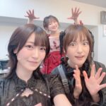 Yoshino Nanjo Instagram - 朗読劇「魔法少女育成計画double shadow」 2024/03/16〜17 草月ホール ・ ありがとうございました！ プフレ役で出演いたしました〜 全4公演でしたが、相方役のみかこしちゃんとの打ち合わせなしのアドリブだったり（ネタが毎回面白すぎた笑）、みんなで芝居のアプローチ変えてみたり、どの公演も思い出に残るものとなりました。 プフレは、もっとクールで感情よめない感じで最初作っていったんですけど、みかこしちゃん演じるシャドウゲールとの掛け合いの中で、ここまでは許容範囲かな？という枠をジワジワと広げていった感じでした。 プフレとシャドウゲールが楽しそうであればあるほどに、ジップとエーコとの対比が濃くなって、よりあの姉妹の関係性が切なく際立つのかなと。 関係性だけでなく、キャラの立ち位置や性格など、至る所に光と影というコンセプトが散りばめられていたように思いました。 あんなに仲良しなきりしらコンビでもあるかやのんと敵対するというのも新鮮でした笑 毎回毎回、あみちゃんとかやのんの掛け合いに気持ちが奪われていました〜素敵だった。 あの悲しい掛け合いのあとの、みのりん演じる魔王パムの無慈悲な一言‥。 よく泣かずに言えるなぁすごいなぁなんて思ってたんだけど、3公演目のあとはみのりん楽屋でダバダバ泣いてました笑 「いっつもつらいんだよー！」って笑 かわいらしい笑 配信のアーカイブもまだ見れるはず？？ 良かったらご覧くださいませ〜 プフレも登場するアニメ2期も発表されてますので、お楽しみにしていてください！ あ、2日目公演でのエーコとジップのアドリブシーンは、みかこし監督監修でした🤣 特訓の模様もお伝えします笑