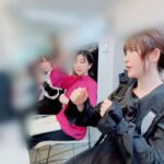 Yoshino Nanjo Instagram - 朗読劇「魔法少女育成計画double shadow」 2024/03/16〜17 草月ホール ・ ありがとうございました！ プフレ役で出演いたしました〜 全4公演でしたが、相方役のみかこしちゃんとの打ち合わせなしのアドリブだったり（ネタが毎回面白すぎた笑）、みんなで芝居のアプローチ変えてみたり、どの公演も思い出に残るものとなりました。 プフレは、もっとクールで感情よめない感じで最初作っていったんですけど、みかこしちゃん演じるシャドウゲールとの掛け合いの中で、ここまでは許容範囲かな？という枠をジワジワと広げていった感じでした。 プフレとシャドウゲールが楽しそうであればあるほどに、ジップとエーコとの対比が濃くなって、よりあの姉妹の関係性が切なく際立つのかなと。 関係性だけでなく、キャラの立ち位置や性格など、至る所に光と影というコンセプトが散りばめられていたように思いました。 あんなに仲良しなきりしらコンビでもあるかやのんと敵対するというのも新鮮でした笑 毎回毎回、あみちゃんとかやのんの掛け合いに気持ちが奪われていました〜素敵だった。 あの悲しい掛け合いのあとの、みのりん演じる魔王パムの無慈悲な一言‥。 よく泣かずに言えるなぁすごいなぁなんて思ってたんだけど、3公演目のあとはみのりん楽屋でダバダバ泣いてました笑 「いっつもつらいんだよー！」って笑 かわいらしい笑 配信のアーカイブもまだ見れるはず？？ 良かったらご覧くださいませ〜 プフレも登場するアニメ2期も発表されてますので、お楽しみにしていてください！ あ、2日目公演でのエーコとジップのアドリブシーンは、みかこし監督監修でした🤣 特訓の模様もお伝えします笑