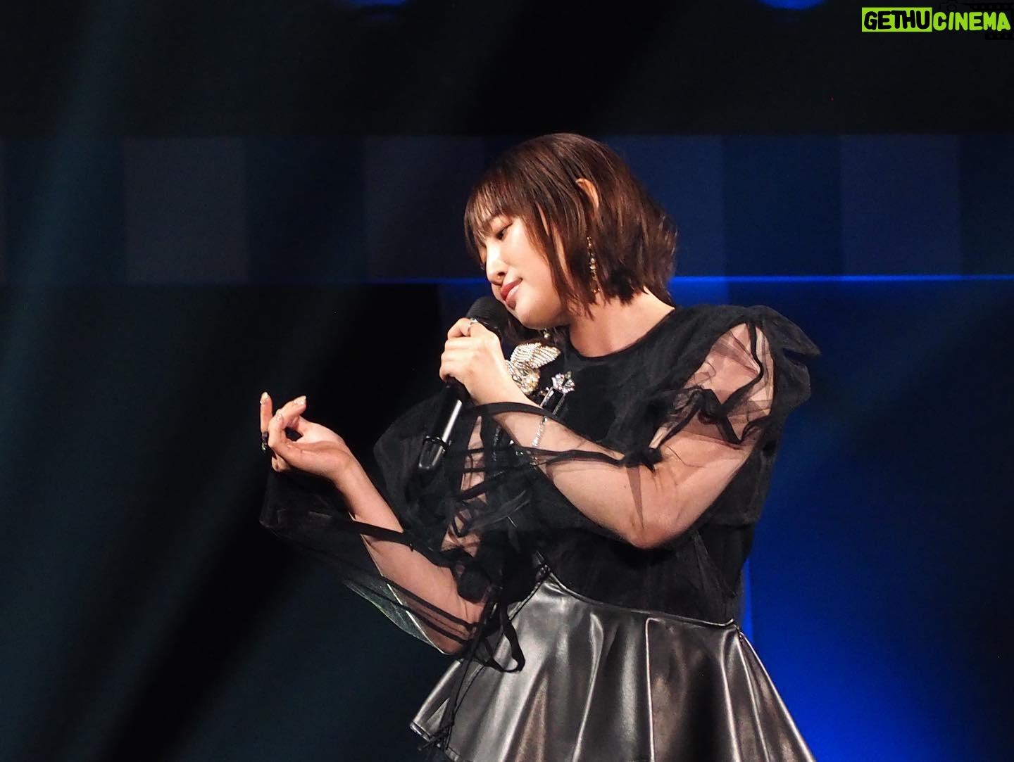 Yoshino Nanjo Instagram - 【ANIMAX MUSIX 2023】その2 横浜アリーナ 2023/11/18 ・・・ 閃 -Sen-ライブ初披露でした! レコーディングの時からライブ映えしそうだなーと思ってたけど、どうだったかな いつものバンドメンバーさん達との演奏もより一層楽しみになりました! ・ 瓦礫に咲く花は、個人的にはね、グリザイアシリーズでの真音ちゃんとの繋がりをくれたさいごの一曲という立ち位置。 この曲を歌っているあいだはずっと真音ちゃんのことを感じて、真音ちゃんの温かさに浸っていられる曲。 だからこの先もずっと大事にしていきたいし、真音ちゃんとわたしで歩いてきたこの道を、これから先も大切に想ってもらえますようにと願うばかりです。 今回、真音ちゃんの衣装が展示されてるって聞いて、物販ブースの隣だったそうで見に行くことは叶わなかったけど、見られたかたもいるかな。 会えない、話せないって状況になってみて、こんなにも会いたいこと、話したいことって沢山あったんだって思い知りました。 レーベルメイトという関係性での始まり方だったけど、知らないうちにどれだけ彼女の存在に支えてもらっていたか。頼もしく思って、頼りにしていたか。 ほっとけないくらい繊細なところもあって、愛おしかったか。 目に焼きついた真音ちゃんのステージ。 可愛くて綺麗でかっこよかったなぁ。 尊敬しています。 当たり前を当たり前と思わないこと。 というか、当たり前なことなんて何もないのかもしれないよね。 ・ そして、グリザイアメドレー 真音ちゃんのこと書いたけど、それだけじゃなくっていろんな思い出が増えていってる楽曲たち。 ライブで歌うということは、人前で歌うことにコンプレックスがある自分には本当に毎回ハードルが高いと思う事柄なんだけど、曲との思い出、みんなとの思い出、周りの人たちとの思い出、そういうのが増えていって、そこから離れたくなくて続けられている事のひとつ。 なんだけど、昨日は純粋にライブ楽しいなぁという気持ちでステージに立っていたなぁ。 10周年ライブも楽しみだ。 ・・・ ヘアメイク 北川恵さん(クララシステム) 衣装 前田千佳子さん