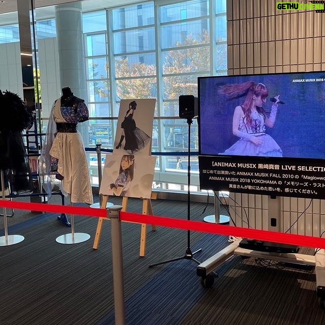 Yoshino Nanjo Instagram - 【ANIMAX MUSIX 2023】その2 横浜アリーナ 2023/11/18 ・・・ 閃 -Sen-ライブ初披露でした! レコーディングの時からライブ映えしそうだなーと思ってたけど、どうだったかな いつものバンドメンバーさん達との演奏もより一層楽しみになりました! ・ 瓦礫に咲く花は、個人的にはね、グリザイアシリーズでの真音ちゃんとの繋がりをくれたさいごの一曲という立ち位置。 この曲を歌っているあいだはずっと真音ちゃんのことを感じて、真音ちゃんの温かさに浸っていられる曲。 だからこの先もずっと大事にしていきたいし、真音ちゃんとわたしで歩いてきたこの道を、これから先も大切に想ってもらえますようにと願うばかりです。 今回、真音ちゃんの衣装が展示されてるって聞いて、物販ブースの隣だったそうで見に行くことは叶わなかったけど、見られたかたもいるかな。 会えない、話せないって状況になってみて、こんなにも会いたいこと、話したいことって沢山あったんだって思い知りました。 レーベルメイトという関係性での始まり方だったけど、知らないうちにどれだけ彼女の存在に支えてもらっていたか。頼もしく思って、頼りにしていたか。 ほっとけないくらい繊細なところもあって、愛おしかったか。 目に焼きついた真音ちゃんのステージ。 可愛くて綺麗でかっこよかったなぁ。 尊敬しています。 当たり前を当たり前と思わないこと。 というか、当たり前なことなんて何もないのかもしれないよね。 ・ そして、グリザイアメドレー 真音ちゃんのこと書いたけど、それだけじゃなくっていろんな思い出が増えていってる楽曲たち。 ライブで歌うということは、人前で歌うことにコンプレックスがある自分には本当に毎回ハードルが高いと思う事柄なんだけど、曲との思い出、みんなとの思い出、周りの人たちとの思い出、そういうのが増えていって、そこから離れたくなくて続けられている事のひとつ。 なんだけど、昨日は純粋にライブ楽しいなぁという気持ちでステージに立っていたなぁ。 10周年ライブも楽しみだ。 ・・・ ヘアメイク 北川恵さん(クララシステム) 衣装 前田千佳子さん
