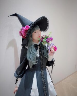 Yoshino Nanjo Instagram - 【ハロウィンナイト2023 仮装カーニバル】
DMMかりゆし水族館
2023/10/21
⁡
・・・
⁡
あたくしは魔女を〜
下野さんが最初神父さんでって連絡もらってたので、白黒の衣装で合わせて前田さんが用意してくれました！
⁡
普段かぶる機会ないけど魔女帽はときめくよね！
いろんな魔女帽をかぶりたいのでFCかなんかでもハロウィンはイベントなり撮影なりしたら良いと思いました笑
⁡
造花も用意してくれてたので、マイクにくくったり、指輪につけたりしたら可愛いかも〜と提案して、アレンジしてくれました〜！
⁡
フルウィッグも久々に用意してみました。
よくこれでフルライブしてたなぁ！！！
あつ！おも！
⁡
メイクも、澤西さんがキラキラつけてくれたりして、可愛く仕上げてくれました🧙‍♀️✨
⁡
満足〜🪄
⁡
・・・
⁡
衣装 前田千佳子さん
ヘアメイク @yumikasawanishi