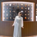 Yoshino Nanjo Instagram - BARTENDER’S BAR HIBIYA 東京ミッドタウン日比谷 アトリウム ⁡ ・・・ ⁡ 5/30〜6/3までの限定で、アニメバーテンダー作中に登場するカクテルなども楽しめるポップアップバーが開催中です🍸✨ ⁡ こちらのオープニングイベントに参加させていただきました！ ⁡ 作中のシーンや、カクテルのアクスタ（！）なども展示されていて、カクテルはもちろん雰囲気も楽しめるバーとなっていました！ ⁡ オープンスペースで、上の階からは中の様子も見られるので、バーに入る勇気がない‥！というバー初心者さんでも入りやすいんじゃないかなと思いました！ ⁡ 詳しくはアニメバーテンダーの公式サイトなどでチェックしてみてください🥳 ⁡ ⁡ 衣装は美和ちゃんがいつも着ている水色のスーツを意識して水色カラーのワンピースにしてみました〜！ ⁡ ⁡ ・・・ ⁡ ヘアメイク 北川恵さん スタイリスト 前田千佳子さん