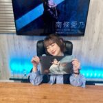 Yoshino Nanjo Instagram - 「閃 -Sen-」発売記念サイン会 リミスタ 2023/10/28 ♪瓦礫に咲く花（「閃 -Sen-」c/w） ・・・ オンラインサイン会でした〜！ このでっけーブロマイドや、ジャケ写などにサインさせていただきましたよー！ 到着をお楽しみに！ ・・・ 衣装 @nittaaaaaki ヘアメイク @maaaaasahi0514
